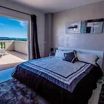 Bed & Breakfast Chateau De Valloubiere 4*