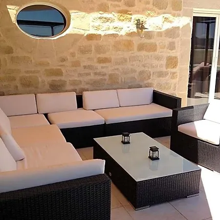 Chateau De Valloubiere B&B 4*